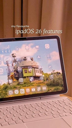 rae ☕️ on Instagram: "the way the window tiling system moves just scratches my brain mmm the list of ipados updates: - liquid glass design - windowing system (!!) - new menu bar - new apple intelligence features - files cutomisation (+ you can add them to the dock!) - preview and journal app - run background tasks they’re available this fall but i was impatient and got it thru the developer program heh"