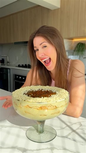 Daniela Choma on Instagram: "Receitinha Fácil para o Natal!! 🎅🏻 🥹❤️ ingredientes: creme mousse: polpa de 3 maracujás 2 caixas de leite condensado 2 caixas de creme de leite 2 colheres de leite em pó 100g de chocolate branco derretido para geleia: 2 maracujás 1 xícara de açúcar #sobremesa #natal #receita"