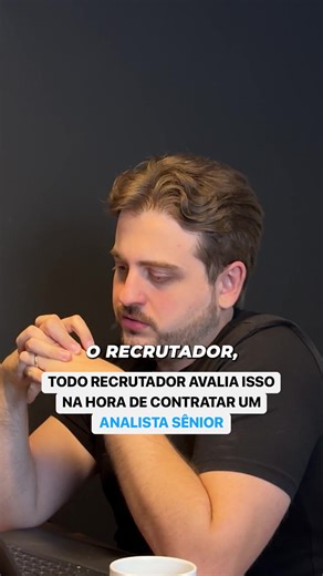 O detalhe que separa um analista amador de um analista sênior não está só no Power BI rodando bonito na tela. Recrutador experiente não cai no “show de gráfico”. O que ele quer ver é: 👉 Se você sabe formular a pergunta certa antes de abrir o Power BI. 👉 Se consegue transformar número em decisão – e não só em dashboard colorido. 👉 Se entende o negócio por trás da análise, porque dado sem contexto é só enfeite. Ferramenta? Todo mundo aprende. Raciocínio? Poucos dominam. Na hora da entrevista, n