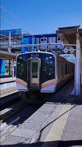 上越線 小出駅を出発するE129系 普通 長岡行き