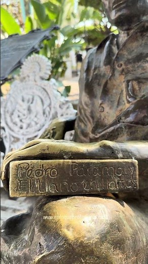 Juan Rulfo, una banca, un libro y el alma de Comala.