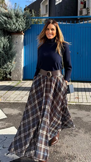 DLAB Woman on Instagram: "La moda no siempre necesita hablar alto. A veces basta con estar. @martalopeztv se viste de Dlabwoman y la nueva colección se revela en movimiento: prendas pensadas para mujeres que entienden el estilo como una forma de expresión íntima, segura y atemporal. La falda denim redefine el clásico con una silueta impecable y una actitud serena. El bolso de piel, con su interior rojo inesperado, introduce ese contraste sutil que transforma el look en una declaración silenciosa