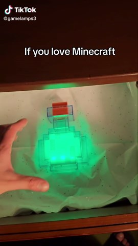 Have you ever seen a Minecraft potion like this in real life?#minecraft #lamps #Gaming #gamingsetup #minecraftbuilding If you love Minecraft or are building your gaming setup, this Minecraft lamp/stand is perfect for adding an epic touch to your desk. Ideal for nostalgic gamers, lovers of gaming aesthetics, collectors, streamers, or anyone who wants a unique light for their space. A gamer decoration that combines nostalgia, ambiance, and style.
