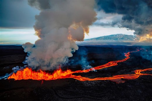 Livestream captures Hawaii’s Mauna Loa Volcano spewing lava