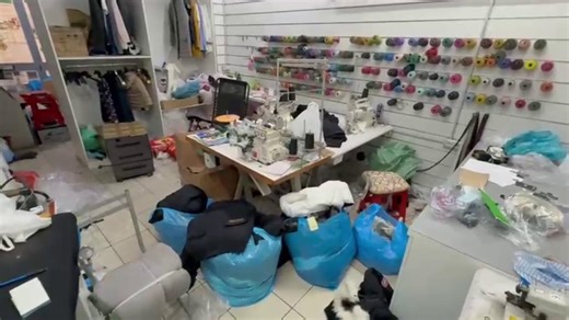 A Milano la sartoria del falso: etichette dei grandi marchi cucite su abiti già confezionati