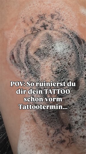 Rose’a’Line Tattoo • WIEN on Instagram: "So wirst du sicher unglücklich mit deinem Tattoo: Hier meine Tipps was dazu führen kann, dass du im Nachhinein unzufrieden bist. Speichere sie dir und schicke sie an deine Freundin, die kurz vor ihrem Tattootermin steht!! 1️⃣ du Recherchierst nicht lang genug um den/die richtige Tätowiererin für dich zu finden und gibst dich mit einer Empfehlung a la „Ich war ja auch dort“, „ist ein Freund einer Freundin“ oder „ich war dort auch vor 10 Jahren“ zufrieden. 