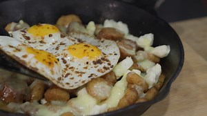 💥 SAUCISSES BBQ Québec X IGA 💥 Les toutes nouvelles saucisses BBQ Québec disponibles en exclusivité chez IGA sont idéales pour tous les repas!🤩 Ici, @Jean-Philippe Lavoie les utilise dans une recette déjeuner! 😋 | BBQ Québec