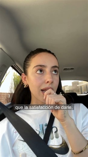 Una joven ha generado gran impacto en las redes sociales al compartir un vídeo en el que muestra las serias consecuencias que el consumo de cigarrillos electrónicos puede tener en la salud. En la grabación,aparece conectada a un holter, un dispositivo médico utilizado para monitorear la actividad cardíaca, evidenciando los problemas de salud que ha sufrido debido al uso prolongado de vapers y tabaco. Su mensaje es claro y contundente: “Déjalo”. Además de provocar daño en los pulmones, el tabaqui