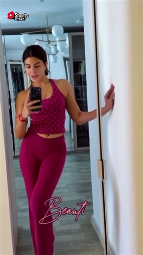 Jacqueline Fernandez Looks Stunning!😍 | Mirror Video & Fit Body Goals 🔥 #jacquelinefernandez #shorts