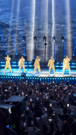 Sophia Phan on Instagram: "So good, we had to run in back twice🎤 This has to be the biggest comeback of my generation! Love me some @backstreetboys! 📍Sphere, Las Vegas #sphere #backstreetboys #lasvegas #bsb #concert"