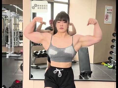 Insane Female Bodybuilder Bicep Flex! 😱💪
