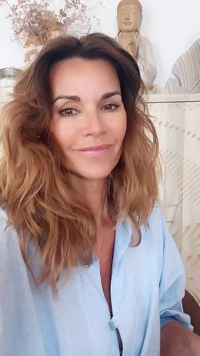 2.7K views · 7K reactions | Tout comme moi , vous les attendiez depuis longtemps !!!! Enfin je viens de recevoir les crayons Fards à Paupières CUIVRE NACRÉ et ROSE PÉTALE !!!! Ils sont en ligne , faites vous plaisir et moi je retrousse mes manches !!! Vous êtes déjà nombreuses à commander , je m occupe dès ce soir de vos colis 﫶. Je vous embrasse fort #maquillage #vegan #beauté #tutorial | Ingrid Chauvin | Facebook