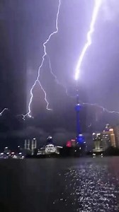 O poder de uma descarga elétrica: o impacto de um raio Um raio pode parecer apenas um espetáculo natural, mas a sua força é impressionante — e perigosa. Em uma fração de segundo, ele libera uma descarga elétrica com potência que pode ultrapassar 1 bilhão de watts e temperaturas superiores a 30 mil °C — cinco vezes mais quente que a superfície do Sol. Essa força é capaz de partir árvores ao meio, incendiar estruturas e até danificar sistemas elétricos a quilômetros de distância. É a natureza lemb