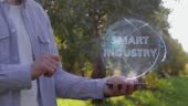 Homme montre l’hologramme avec le texte industrie intelligente