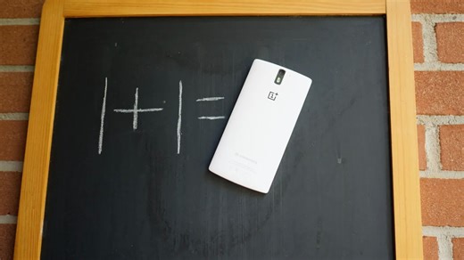 一加手机1完整评测、官方拆箱和白色与黑色型号。
