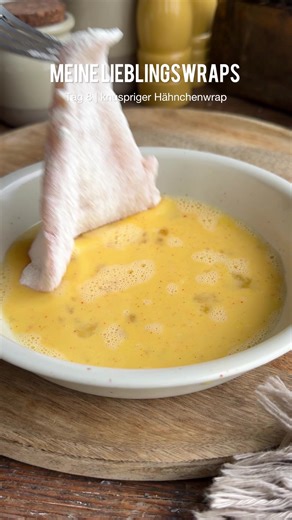 MEINE LIEBLINGSWRAPS 🌯🌮🫔 TAG 8 | Knuspriger Hähnchenwrap Außen knusprig, innen käsig, genau so muss ein Wrap aussehen! Und wenn du genug von langweiligen Wrap hast, bleib dran und verpasse keine weitere Idee 🤝🏻☺️ ZUTATEN Hähnchen Minutensteak/ Hähnchenbrust oder Veggie Alternative Paniert mit Mehl, gewürztem Ei und zerbröselten Cornflakes . Außer einem Wrap/Dürüm brauchst du Romasalatherzen, Käse und für die Soße folgende Zutaten : 3 EL Mayo, 3 EL Ketchup, 1 EL Senf, 2 Gewinn gewürfelte Gew