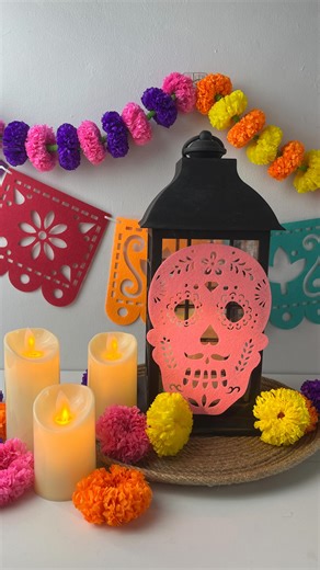 Get ready to celebrate! Transform ordinary streamer paper into vibrant marigold garlands for your next party, fiesta, or Día de Muertos event. Follow this easy tutorial to make stunning, colorful paper flowers. ¡Prepárate para celebrar! Transforma el simple papel de serpentina en vibrantes guirnaldas de cempasúchil (marigolds) para tu próxima fiesta, sarao, o evento de Día de Los Muertos. Sigue este tutorial fácil para crear impresionantes flores de papel coloridas. #diademuertos #diy #papercraf