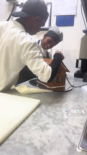 Gingerbread house 🏠🍪 #christmas #gingerhouse #pastrychef #dubai🇦🇪 #srilankan_tik_tokl🇱🇰 #dessert #pastry #video #dessertvideo #uae #cheflife