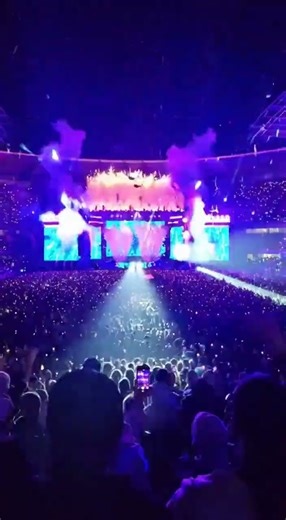 PURE ATMOSPHERE — Lights, crowd, energy… this is what live music feels like 🔥✨