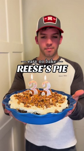 a reese’s pie for @corey.shafer’s 33rd 🎂 🧡 for the crust: 26 Oreos 6 tablespoons unsalted butter, melted 💜 for the filling: 18 fun size Reese’s, chopped 8 oz cream cheese, softened 1 cup powdered sugar 1/2 cup creamy peanut butter 8 oz Cool Whip, thawed 🩷 for the whipped topping: 1 cup heavy whipping cream 1/4 cup powdered sugar 1 teaspoon vanilla 8 fun size Reese’s, chopped #reeses #nobakedessert #birthdaycake #birthdaycakeideas #diybirthdaycake #homemadepie #homemadecake #pierecipe #cakere