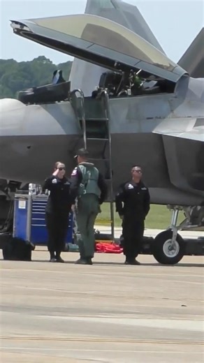 Rare Look at F-22 Raptor Pilot After Thrilling Show #subscribe #military #aviation 🔥