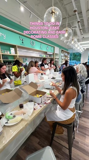 Whether youre a pro or a newbie, they have classes from beginner to advanced — this is such a fun skill to learn and keep in your back pocket! 🎂🧁 #houstontexas #htx