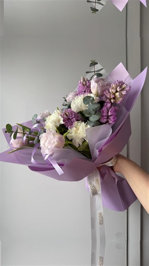 Tatevik Baharyan | Montreal Wrapping on Instagram: "Florists don’t lose money on flowers. They lose it on presentation. Wrong wrapping = wasted paper, wasted time, underpriced bouquets. Right wrapping = instant premium value. I break down 30+ step-by-step wrapping techniques for different bouquet sizes, shapes, and styles — with clear do’s & don’ts so you stop guessing and start charging confidently. Comment WRAPPING for details 💬"