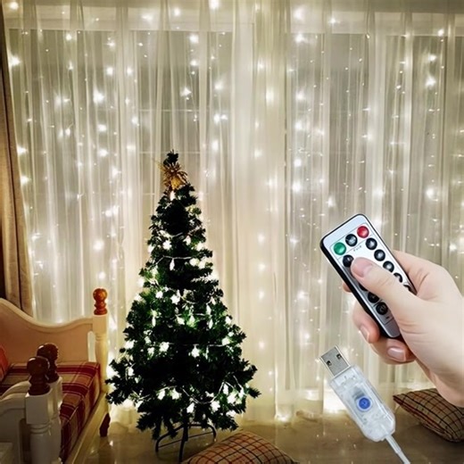 🎄✨ Illuminez vos fêtes avec notre Rideau Lumineux de Noël ! ✨🎄 Transformez instantanément votre salon en un véritable décor féérique. Avec ses centaines de petites LED chaleureuses, ce rideau crée une ambiance magique autour du sapin, des fenêtres ou de toute la pièce. 📌 Télécommande incluse : changez les modes, l’intensité et les effets lumineux en un clic ! 📌 USB pratique : branchement facile partout 📌 Plusieurs modes scintillants 📌 Idéal pour Noël, fêtes, déco intérieure, photos… ✨ Appo