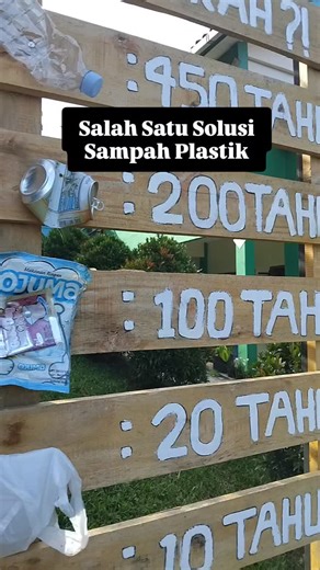 Edi Gunarto on Instagram: "Ecobrick: Kecil Tapi Berdampak ! Pernah dengar Ecobrick? Benda sederhana yang kelihatannya cuma “botol bekas berisi plastik”… padahal ini salah satu cara paling keren mengurangi sampah plastik 🌍♻️ Ecobrick = eco (ekologi) + brick (bata). Artinya: bata ramah lingkungan. Caranya? Plastik-plastik yang nggak bisa didaur ulang dibersihkan, dipotongi kecil, lalu dimasukkan padat ke dalam botol sampai keras. Hasilnya bisa dipakai untuk furnitur, kursi, meja, dinding, bahkan 