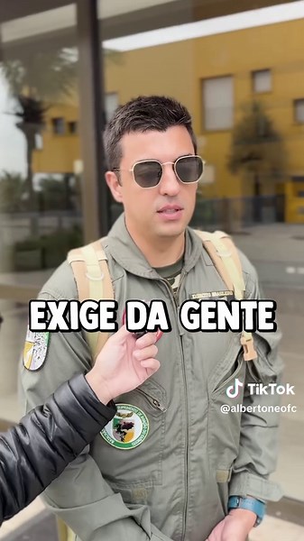 Quanto ganha um mecânico de avião ? #viral #entrevista #piloto #helicoptero #aeronautica