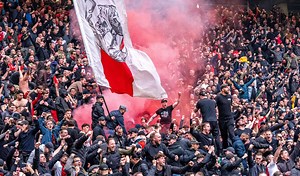 Amsterdamse rechtbank veroordeelt Ajax-fan die mortierbom gooide tot drie jaar cel