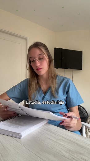 Estudia Medicina y Enfrenta la Crítica con Humor