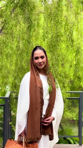 Discover the Saḥarā Beaded Shawl in Toffee