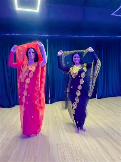 Having fun ❤️ Khaleeji vibes! From social dancing to traditional we love all forms of this style! 🥰 Choreography by our Master Marilyn Enjoy our private sessions! info bio . . #khaleejidance #iraqdancer #khaleejiweddings #bellydanceclasses #dubaidancerslife