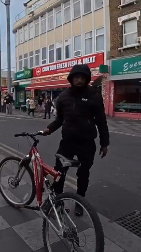 Menacing people in London 🏴󠁧󠁢󠁥󠁮󠁧󠁿 | The Brexit Daily