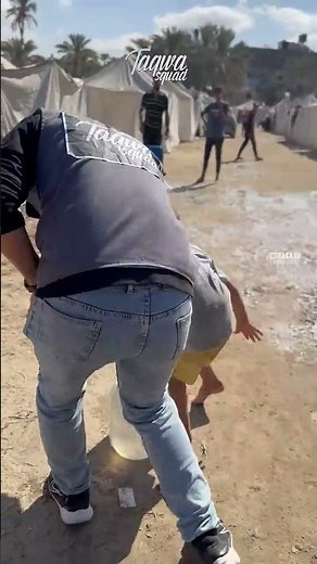 Anak Gaza Berjalan Jauh Membawa 2 Jerigen Air Untuk Bertahan Hidup