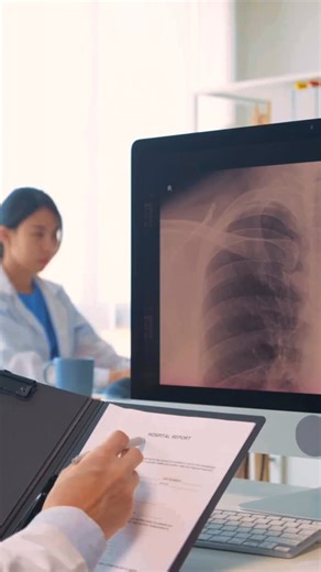 Mit versus realitate: «Dacă nu fumez, nu pot face cancer pulmonar»❓ Este un mit des întâlnit și înțeles — pentru că fumatul este, într-adevăr, principalul factor de risc. Dar aproximativ 20-25% dintre pacienții cu cancer pulmonar nu au fumat niciodată. Cauzele pot fi: • expunerea la poluare, • inflamații cronice, • factori genetici, • fumat pasiv, • radon, • sau pur și simplu „ genetica”. Asta nu înseamnă că trebuie să trăim cu frică. Înseamnă doar că nu ignorăm semnele corpului doar pentru că „