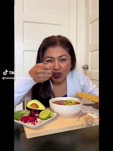 Pozole rojo de pollo 2 pechugas de pollo con hueso 8 chiles california 2 chiles de árbol 2 jitomates, 1/2 cucharadita de orégano Maíz para pozole precocido 1/2 cebolla, sal al gusto 2 dientes de ajo y 2 hojas de laurel para hervir con el pollo. Poner a hervir los chiles con los jitomates. Cuando esté cocido el pollo se saca de la olla y se deshebra, y se pone el maíz a la olla para que se termine de cocer, se muelen los chiles con las especias y se sofríe con poco aceite. Se regresa el pollo a l
