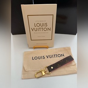 🌻 Louis Vuitton Bundle (Book, Keychain and dustbag)