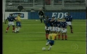 Em 1997, Roberto Carlos faz um golaço em amistoso contra a França