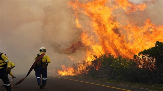 Vehicles burn as Table Mountain wildfire spreads in Tokai - SABC News - Breaking news, special reports, world, business, sport coverage of all South African current events. Africa's news leader.