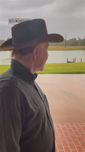 ☃️ @chucknorris can make a snowman out of rain! 🌧️❄️⁠ ⁠ Now, it’s your turn! Drop your favorite Chuck Norris reference in the comments below—let’s see who’s got the best one! 💪⁠ .⁠ .⁠ .⁠ #RoundHouseProvisions #ChuckNorris #EmergencyFood #wellbeing #meditation #nutrition #fitness #outdoorlife #campinglife #exploremore #camp #outdoor #instatravel #naturelovers | Roundhouse Provisions