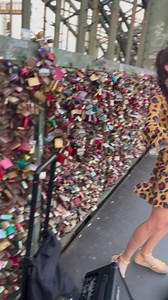 The Hohenzollern Bridge, one of the symbols of Cologne, Germany, is famous for the tens of thousands of padlocks hanging from its railings.Although the bridge has a history of 110 years, the tradition of hanging locks is quite new. The process, which started about 15 years ago when a couple put a padlock on the bridge as a symbol of their union and threw the key into the Rhine River, turned the bridge into the 'bridge of lovers'. 🇩🇪Almanya'nın Köln kentinin sembollerinden olan Hohenzollern Köp