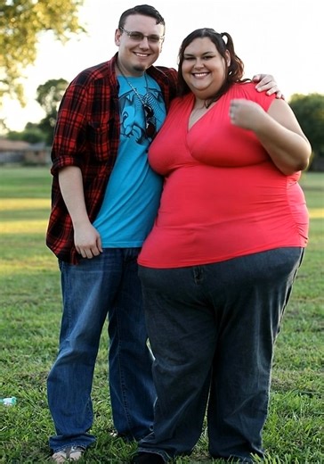 “She wanted to be the heaviest woman alive.” 😳🍔 At 680 lbs, she couldn’t move — and still kept eating. But now? She’s a mom. The before-and-after photos are in the comments 👇 | Stories Of The World