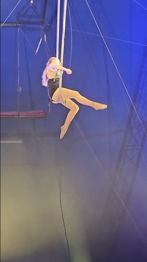 Amazing Aerial Performance at Circus Vargas – Rope Swing 🤸‍♂️