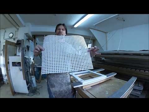 Heizkörperverkleidung mit Rattangeflecht.