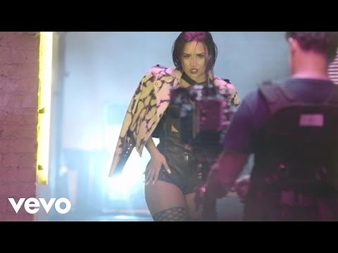 Demi Lovato - Cool for the Summer (Behind The Scenes)