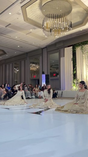 jamal sisters x main vari vari #craZIAinlove #desitiktok #weddingtiktok #fyp #pakistani #bollywood #sisters #browntiktok #shaaditiktok #desiwedding