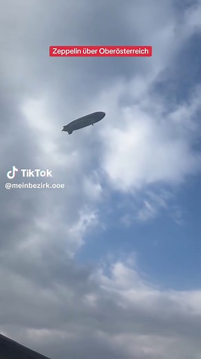 Am späten Nachmittag fuhr gestern, 15. April 2026, ein Zeppelin über unser Bundesland. Wer Glück hatte, konnte das beeindruckte Luftschiff der Deutschen Zeppelin Reederei am Himmel beobachten. Mittlerweile ist der Zeppelin am Flughafen Wels gelandet, um hier einen Zwischenstopp zu machen. Video: Bernadette Wiesbauer #meinbezirk #zeppelin #oberösterreich