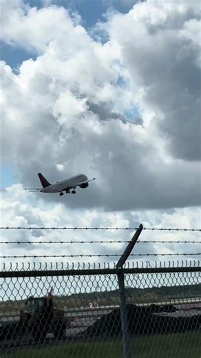 Boeing 757 Takeoff #planespotting #boeing #757 #deltaairlines #takeoff #aviation